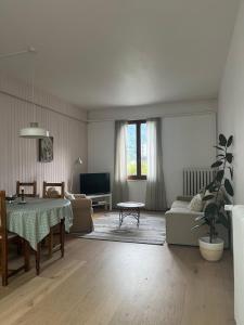 a living room with a table and a couch at Appartement Alexandra in Chamonix