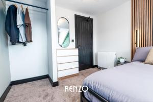 una camera con letto e specchio di Cosy Studio Apartment in Derby by Renzo, Ideal for Contractors and Business Stays a Derby