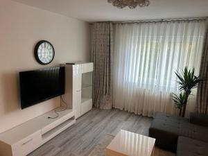 ein Wohnzimmer mit einem Flachbild-TV an der Wand in der Unterkunft Apartment Hamburg Perle in Hamburg