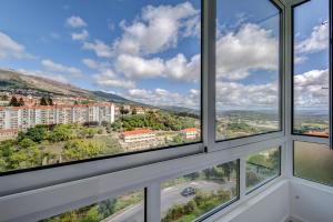 vista dalle finestre di un edificio di Apartamento Rodrigo a Covilhã