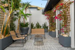 um pátio com cadeiras e vasos de plantas em The Richmond G02 em Cidade do Cabo