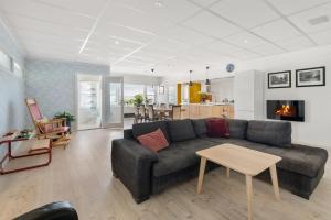 ein Wohnzimmer mit einem Sofa und einem Tisch in der Unterkunft Brekstad Gjestehus AS in Brekstad