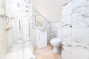 a white bathroom with a toilet and a shower at Bright and Warm Studio Apartment in Derby by Renzo, Brilliant Location, Free Parking! in Derby