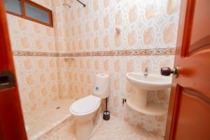 uma casa de banho com um WC e um lavatório em ApartaHostal Mafelo em Taganga