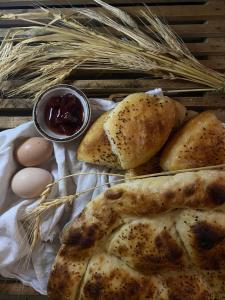 ein Teller mit Essen, Brot, Eiern und Heu in der Unterkunft Marlo Ayvalık 12 Plus Adult Only in Ayvalık