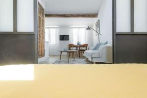 a living room with a white couch and a table at Joli duplex climatisé/Wifi 2 chambres centre Aix in Aix-en-Provence