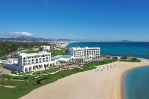 - une vue aérienne sur un complexe et la plage dans l'établissement The St. Regis La Bahia Blanca Resort - Tamuda Bay, à Fnideq