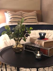 uma mesa com livros e um vaso com uma planta em Roppongi Place em Tóquio