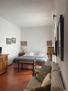 a living room with a bed and a couch at Hotel Santa Isabel La Real in Granada