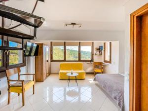 una camera da letto con un letto e un soggiorno di Studio Acropolis Serres With Parking Next to Center a Serres