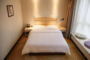 Postel nebo postele na pokoji v ubytování Century Hotel Tongren