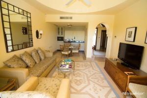 un soggiorno con un divano e una TV di Four Seasons Resort Sharm El Sheikh Private Residential Villa & Chalet - Egypt a Sharm El Sheikh