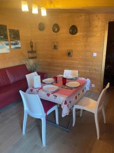 una mesa y sillas en una habitación con sofá en HOUDARLING Chalet avec Hammam Sauna Jacuzzi Privatif, en Nimes