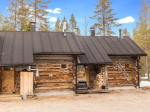Blockhaus mit schwarzem Dach in der Unterkunft Holiday Home Kekkonen 1 by Interhome in Levi