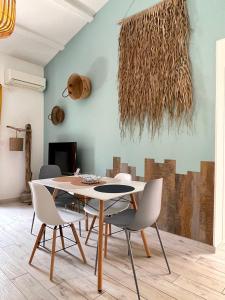 een eetkamer met een tafel en stoelen bij Appartement de standing avec terrasse in Saintes-Maries-de-la-Mer