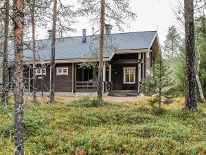 a small house in the woods with trees at Holiday Home Sallanrinne b by Interhome in Salla