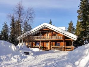 レヴィにあるHoliday Home Valkonen pohjonen a by Interhomeの雪の中の丸太小屋