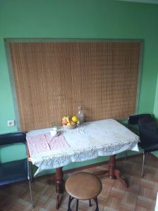 stół z miską owoców na górze w obiekcie Міні Готель , Кімнати в квартирі - під ключ w Kijowie