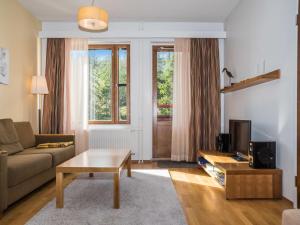 uma sala de estar com um sofá e uma mesa de centro em Holiday Home Ylläs chalets a307 by Interhome em Ylläs