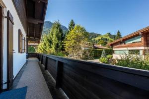 - une vue depuis le balcon d'une maison dans l'établissement Gipfelblick Residenz #2, à Kitzbühel
