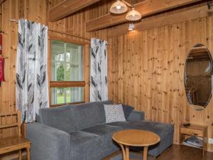 un salon avec un canapé bleu et une table dans l'établissement Holiday Home Ylläskarpalo 2 keskimmäinen by Interhome, à Äkäslompolo