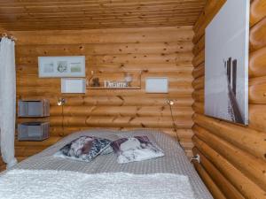ユッラスヤルヴィにあるHoliday Home Tunturivuokko 2 by Interhomeのログキャビン内のベッドルーム1室