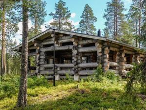 una baita di tronchi nel bosco di Holiday Home Villa mitja by Interhome a Karjalaisenniemi