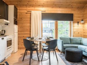 Kuchyň nebo kuchyňský kout v ubytování Holiday Home Lomaylläs b39 -suppapolku 6b by Interhome