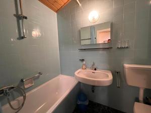 Ein Badezimmer in der Unterkunft Apartment Top 49A by Interhome