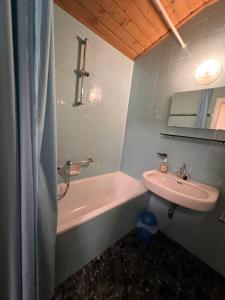 Ein Badezimmer in der Unterkunft Apartment Top 49A by Interhome