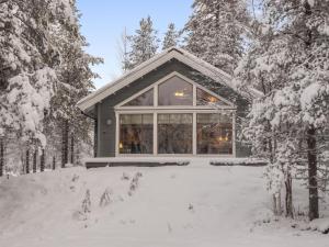 una casa en la nieve con árboles nevados en Holiday Home Luoston karpalo by Interhome en Luosto