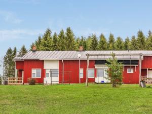 ein rot-weißes Gebäude mit Bäumen im Hintergrund in der Unterkunft Holiday Home Itäkoski 2 by Interhome in Itäkoski