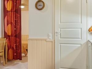 une porte dans une pièce avec une horloge sur le mur dans l'établissement Holiday Home Yllästar 1 as 202 by Interhome, à Äkäslompolo
