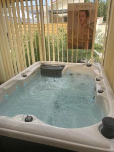 Fotografia z galérie ubytovania HOUDARLING CHALET en option Hammam Sauna Jacuzzi Privatif v destinácii Nîmes