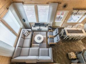 una vista aérea de una sala de estar con muebles y ventanas en Holiday Home Päivänsäde 8 lapinkulta by Interhome, en Äkäslompolo