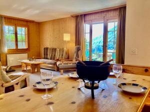 una sala de estar con una mesa con copas de vino. en Apartment Colline 3 by Interhome, en Champex 19 fotos más