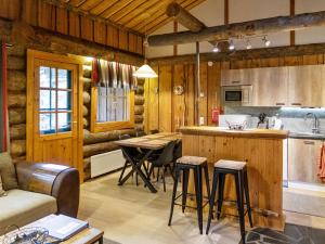 kuchnia i salon w drewnianym domku w obiekcie Holiday Home Vuokatinportti a 9 by Interhome w mieście Lahdenperä