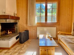 - un salon avec une cheminée et un canapé dans l'établissement Apartment Colline 3 by Interhome, à Champex-Lac