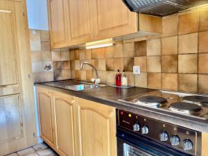 una cocina con fregadero y estufa en Apartment Colline 3 by Interhome, en Champex