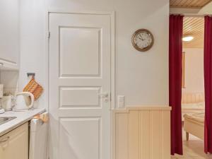 アカスロンポロにあるHoliday Home Yllästar 1 as 211 by Interhomeのキッチン(壁にドアと時計付)