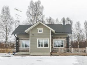 Une petite maison enneigée en hiver dans l'établissement Holiday Home Keloanttila by Interhome, à Pirttikoski