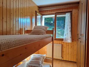 2 literas en una habitación de madera con ventana en Apartment Breya 2 by Interhome, en Champex