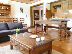 sala de estar con mesa y cocina en Apartment Breya 2 by Interhome, en Champex