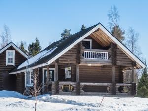 une cabane en rondins dans la neige dans l'établissement Holiday Home Vuokatticottage e by Interhome, à Kukkola
