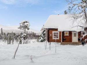 eine Blockhütte mit Schnee auf dem Dach in der Unterkunft Holiday Home Villa tunturisopuli by Interhome in Raattama + 27 Fotos