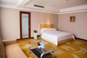 Postel nebo postele na pokoji v ubytování Century Hotel Tongren