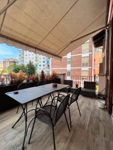 een patio met een tafel en stoelen op een balkon bij Regis 2 Appartamenti Resort centro storico in Chivasso