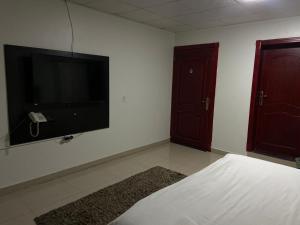 ديم للغرف الفندقية في الخبر: غرفة نوم بسرير وتلفزيون بشاشة مسطحة