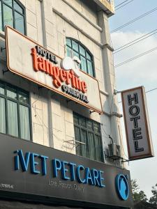 um edifício com um sinal para um original de duodécimo em TANGERINE ORIENTAL HOTEL em Kuala Lumpur