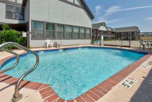 a large swimming pool in front of a building at Howard Johnson by Wyndham San Marcos in San Marcos
